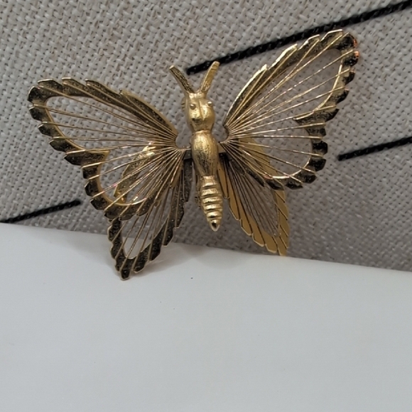 Vintage Monet Brooch Set - Classic Gold Butterfly & Faux Pearl Statement Pieces - Picture 4 of 5